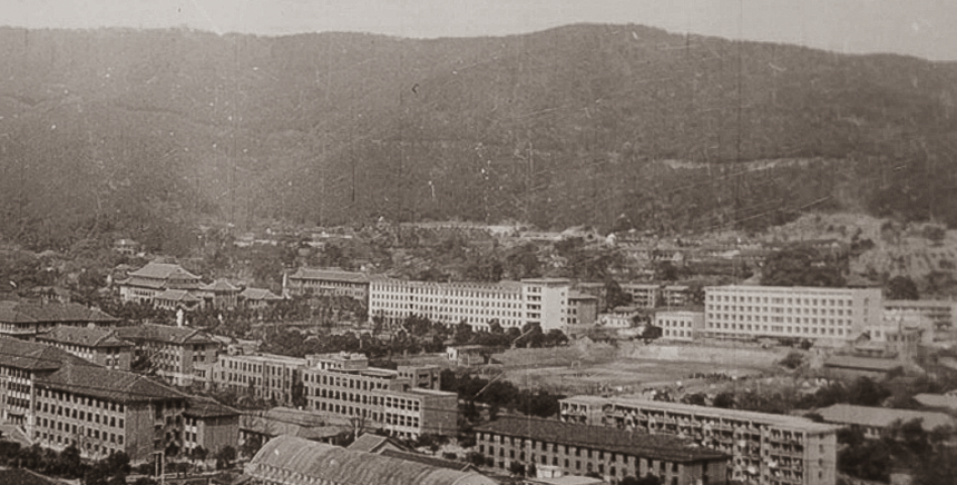 1971年湖南公立工业专门学校率先搬来岳麓书院，大门楣挂有校名横匾