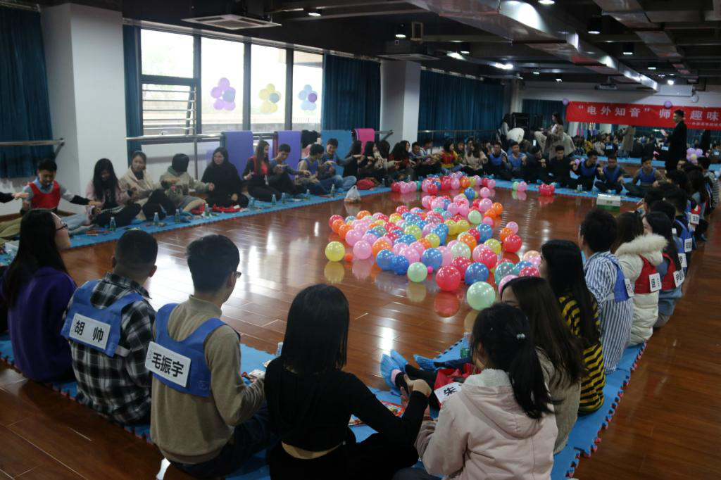 2018年12月为让研究生同学在学习科研之余进行适当的放松，加强了同学之间的交流，电气学院18级硕士年级会  举办“电外知音”师生趣味素质拓展活动